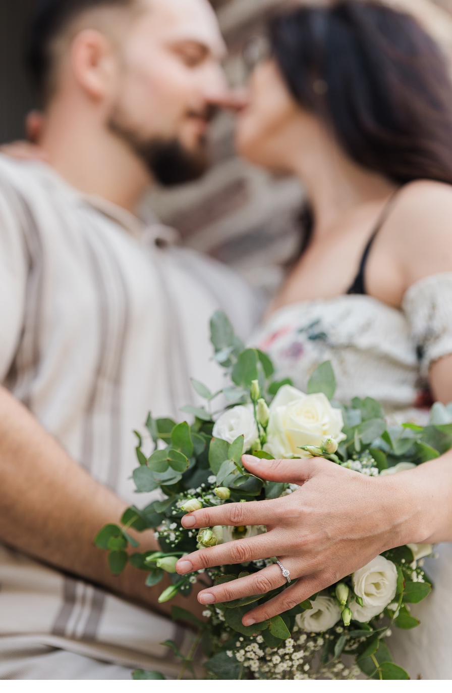 Bouquet de mariée et bague de fiançailles