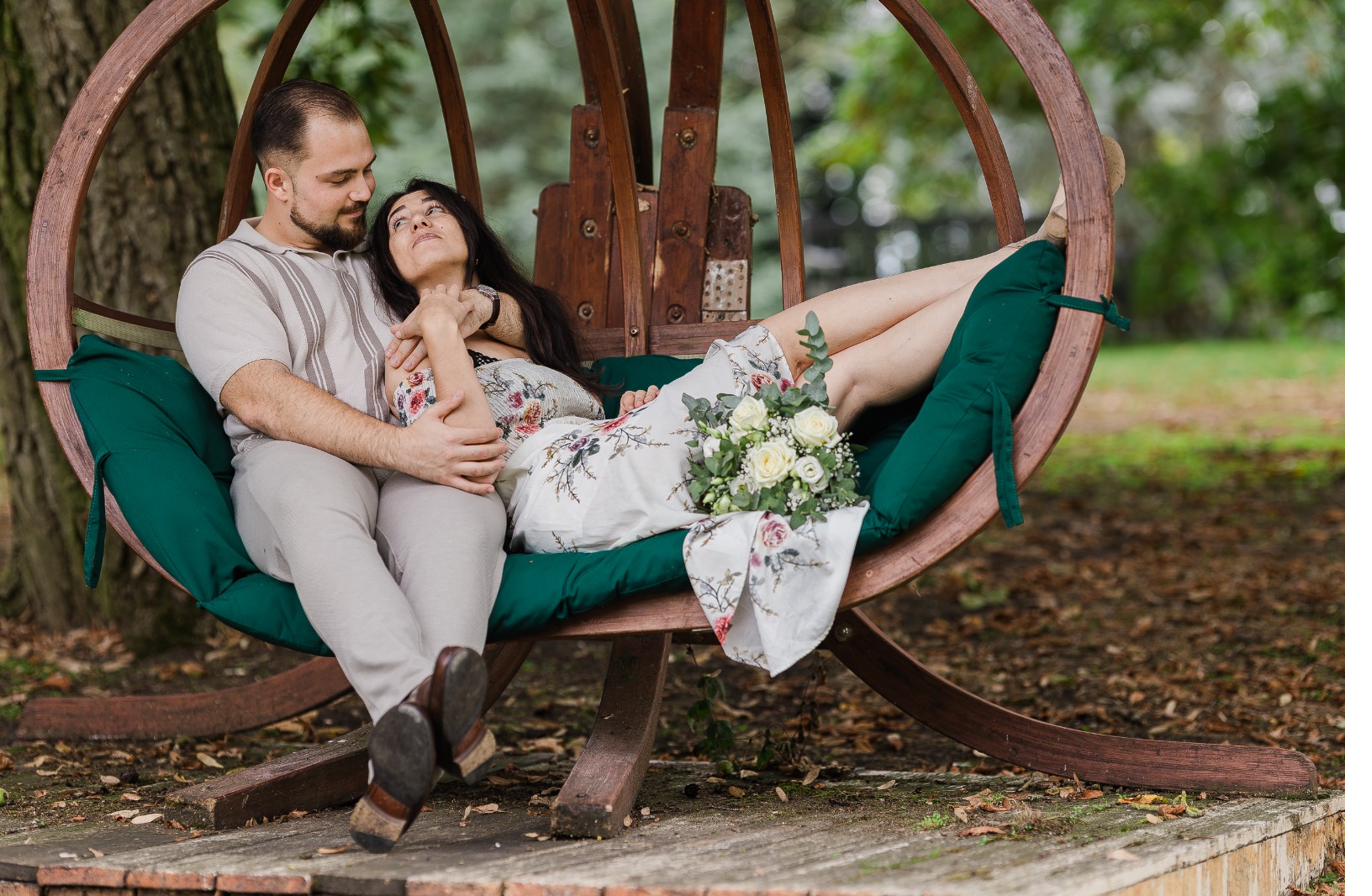 Myriam et Marian sur une balancelle en bois