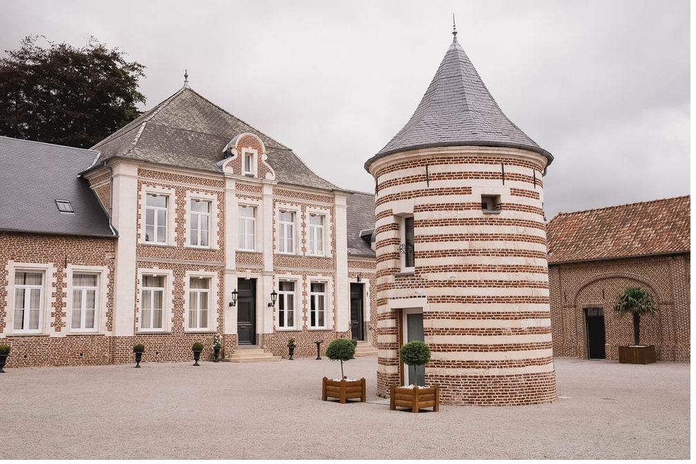 La cour et le pigeonnier du Domaine de la Traxène